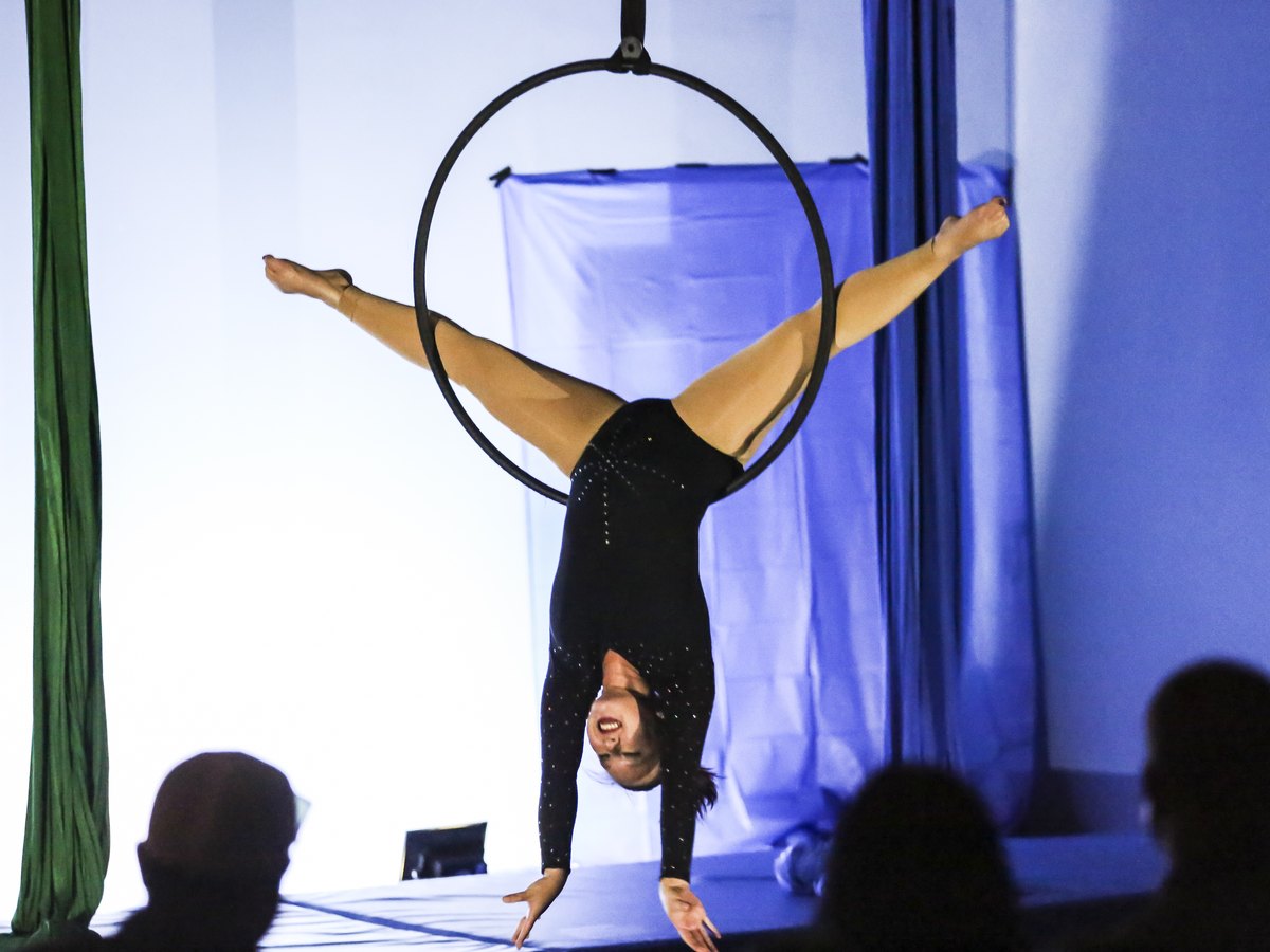 Lavender Mei performing aerial lyra in front of an audience